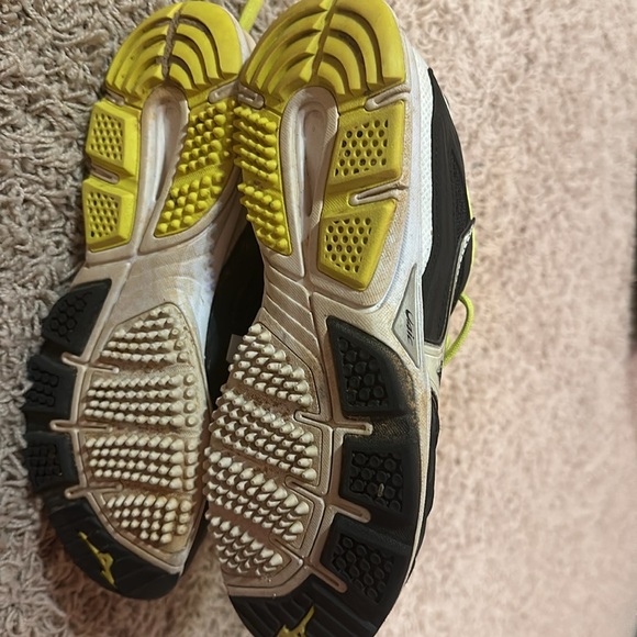 Mizuno Women’s Turf Shoes - Picture 7 of 9